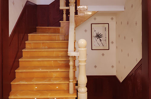 长坡镇中式别墅室内汉白玉石楼梯的定制安装装饰效果
